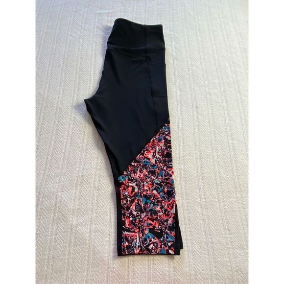 UNDER ARMOUR 1X Women’s Heat Gear Capri Leggings Black with Multi-Color Print - Picture 3 of 15